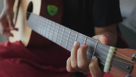 Un-Músico-Principiante-Está-Practicando-Para-Tocar-La-Guitarra-En-Casa