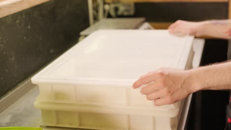 la preparación de la masa de la pizza
