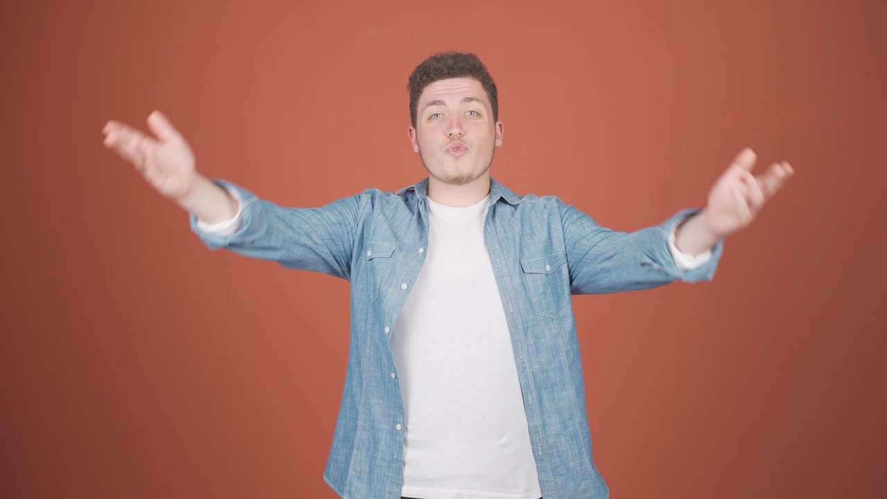 비디오 통화를 하는 남자.