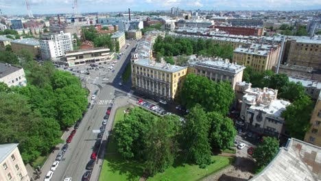 disparos desde un cuadrocóptero volador sobre la ciudad de san petersburgo.
