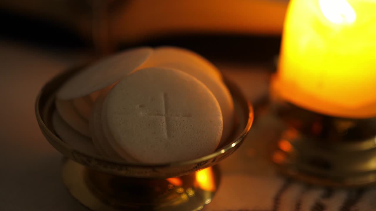불의 빛에 의해 조명 된 황혼에 communion hosts