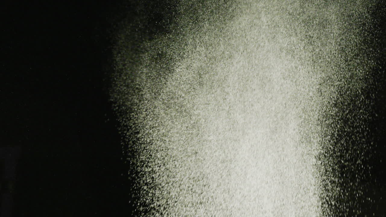 vídeo de polvos multicolores con espacio de copia sobre fondo negro