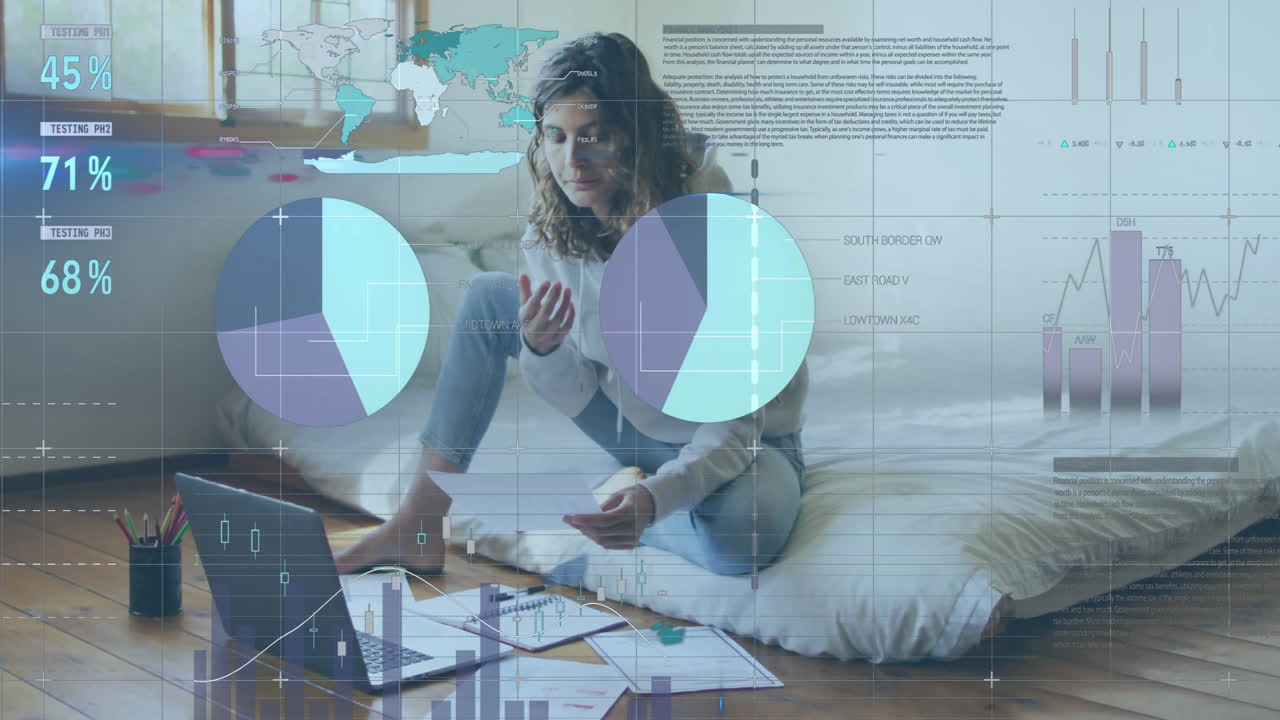 animación del procesamiento de datos financieros sobre una mujer biracial usando una computadora portátil