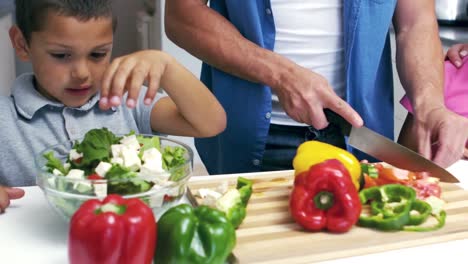 familia linda cortando verduras en la cocina