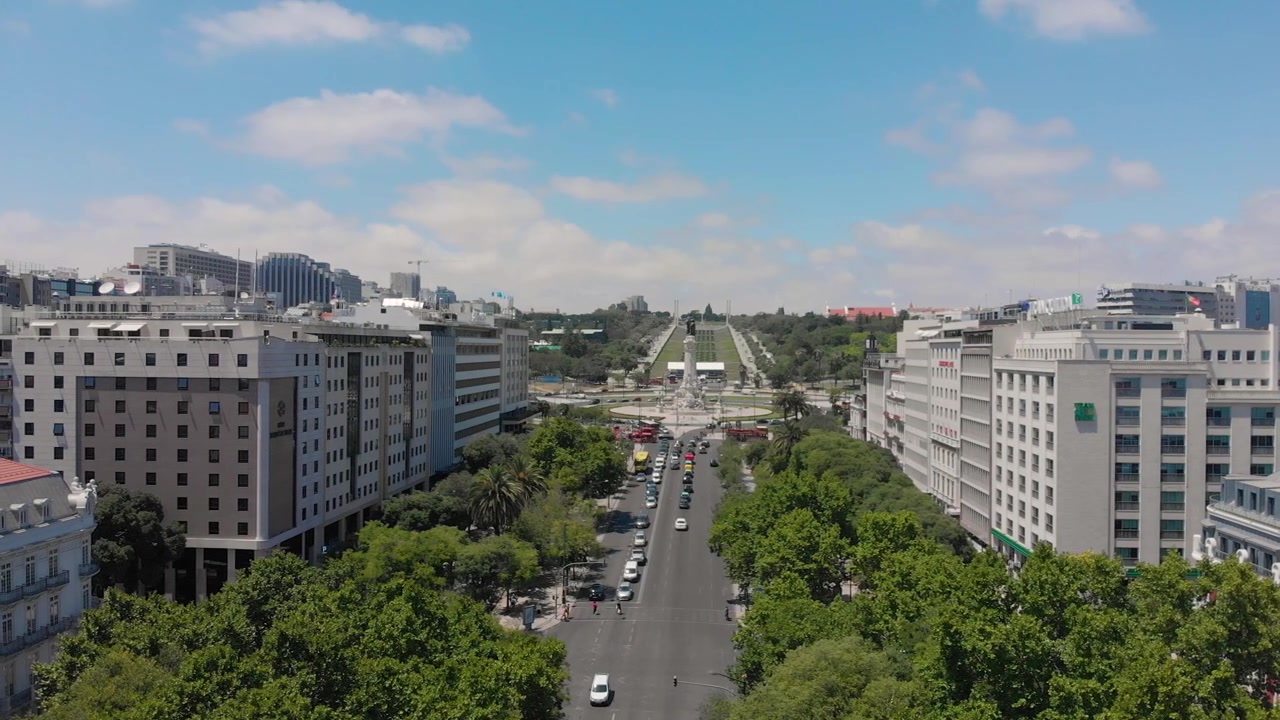 Imagem aérea na Avenida da Liberdade, Lisboa. Filmagem espetacular com a Praça Marquês de Pombal ao fundo. Panorâmica suave do lado direito para o esquerdo da avenida.