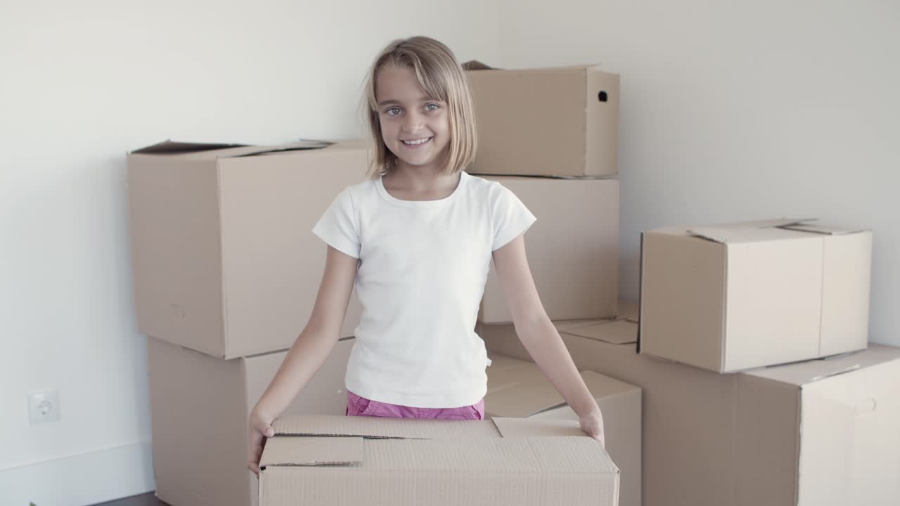 chica alegre posando en un nuevo apartamento