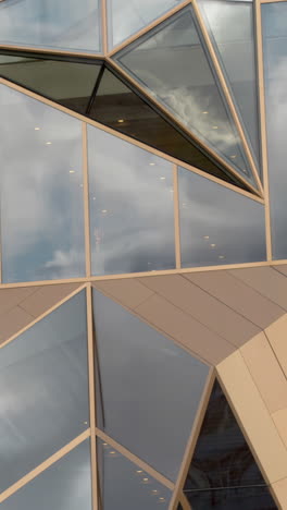 fachada de edificio moderno con ventanas de vidrio triangulares