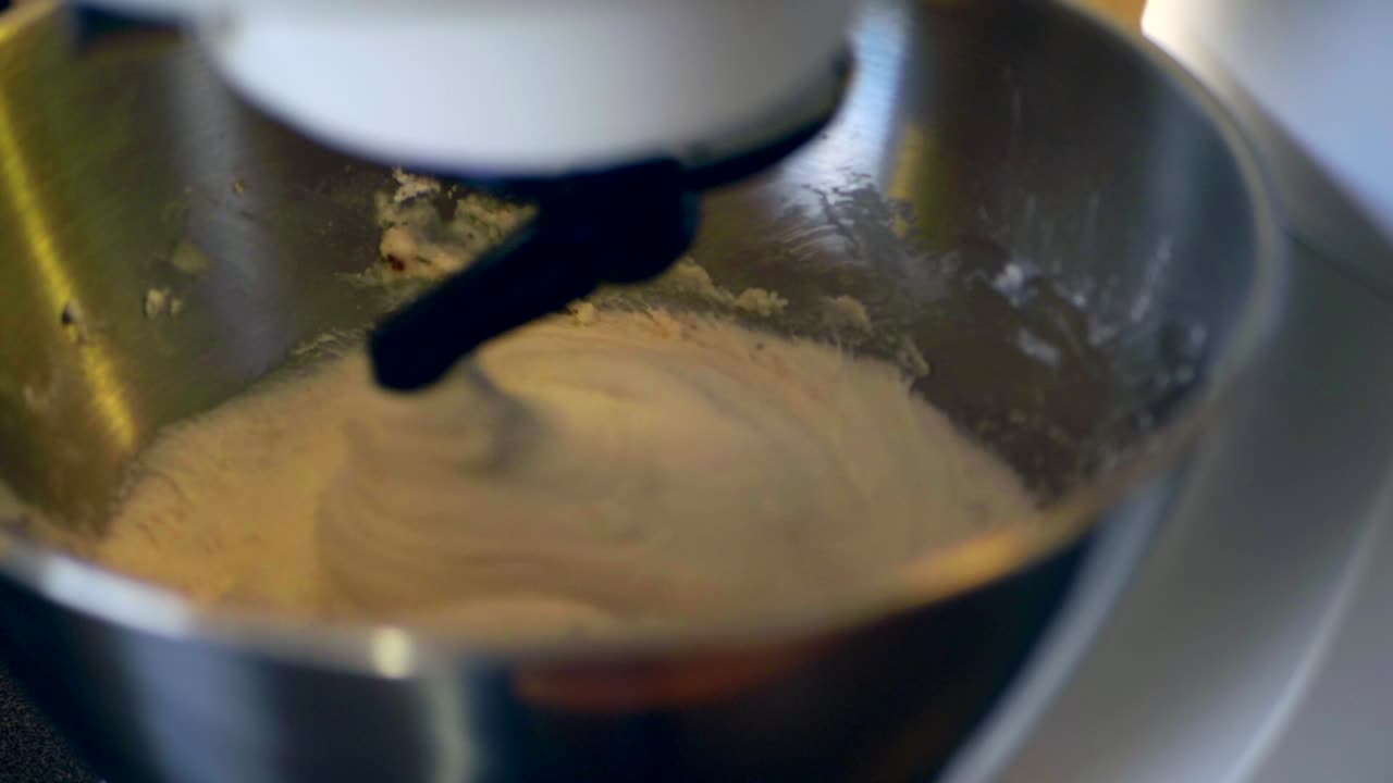 Mescolare l'impasto senza glutine con l'aiuto di un robot da cucina