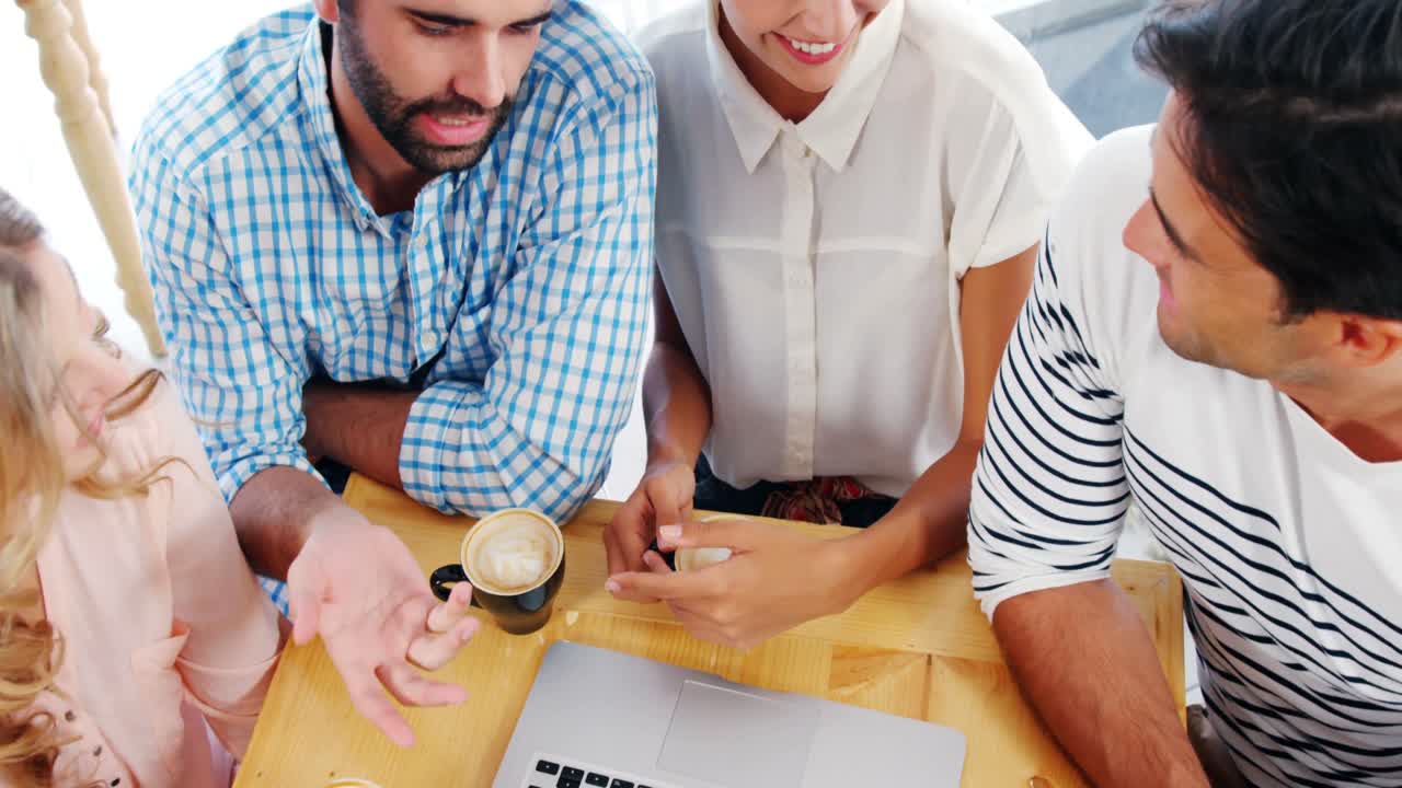 amigos discutiendo en la computadora portátil