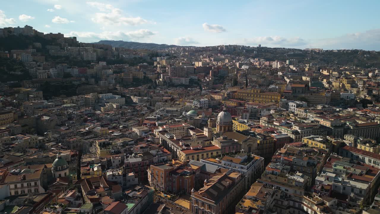 Spettacolare vista aerea sopra Napoli, Italia, paesaggio urbano.