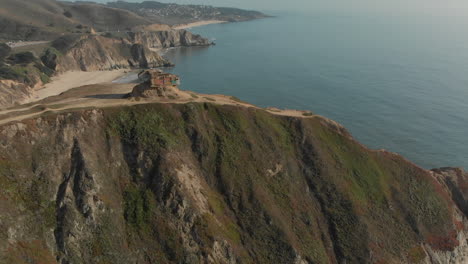 enfoque giratorio aéreo del búnker deslizante del diablo de la segunda guerra mundial en la autopista uno de la costa de california