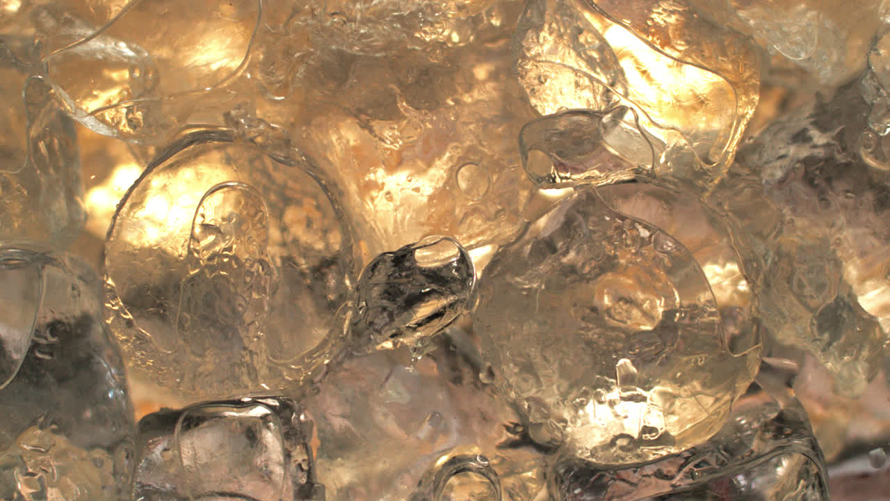 육즙이 많은 액체가 얼음에 부딪히다 1000+ fps 슬로우 모션-4