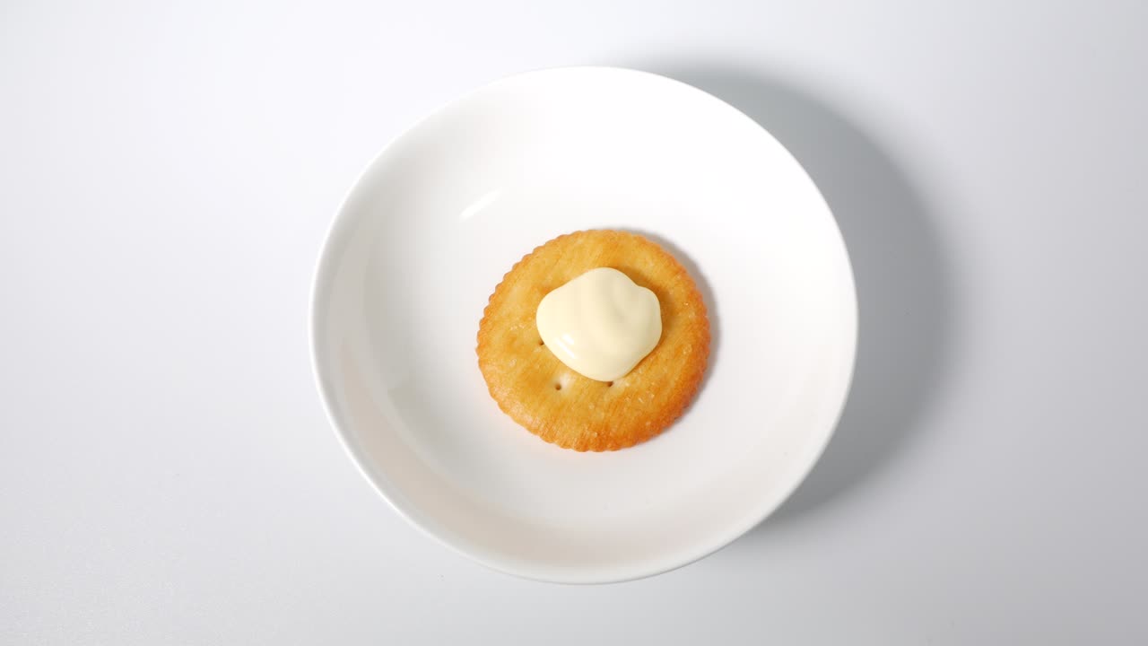 마요네즈와 함께 둥근 크래커