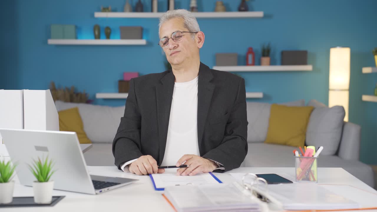 el trabajador de oficina en casa se siente bien físicamente.