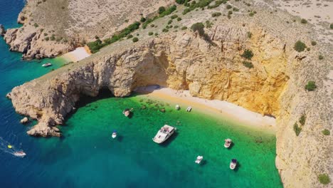 Einsamer-Sandstrand,-Goldene-Bucht,-Umgeben-Von-Steilen-Klippen-Auf-Der-Kroatischen-Insel-Krk