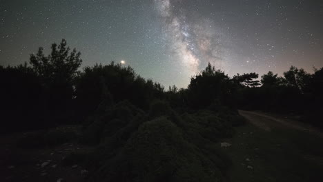 4K-Astro-Zeitraffer,-Der-Die-Milchstraße-Auf-Einem-Berg-Nach-Rechts-Verfolgt