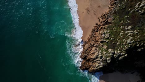 Antena-Arriba-Hacia-Abajo-Sobre-La-Playa-Costera-Y-Acantilados-Rocosos-En-Cornwall,-Reino-Unido