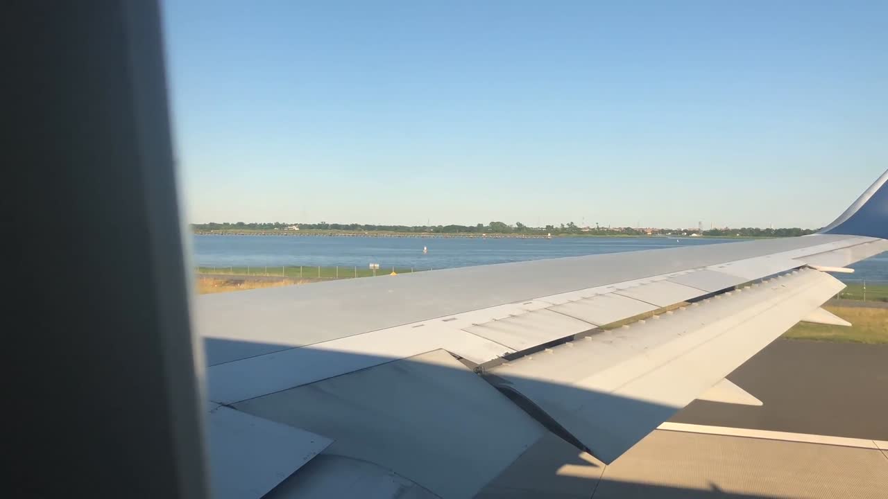 avión despegando con destino