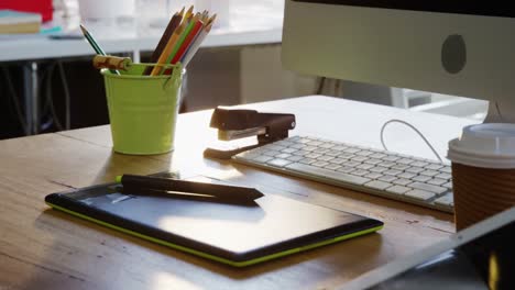 tablet digital y tableta gráfica en un escritorio
