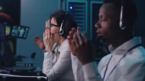 el equipo de control de la misión espacial está cansado.