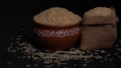 raw rice grain in wooden bowl