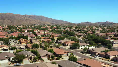Vista-Aérea-Volando-Sobre-Una-Comunidad-De-Casas-En-Ahwatukee,-En-La-Soleada-Arizona,-Estados-Unidos