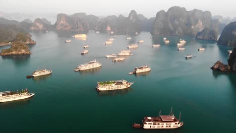 vista aérea de la bahía de hạ long, en el noreste de vietnam, famoso destino turístico de cruceros conocido por sus aguas color esmeralda y miles de islas de piedra caliza coronadas por selvas tropicales