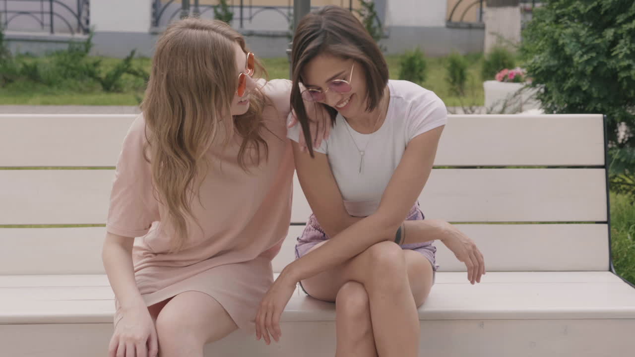 две подруги наслаждаются летним днем в парке.