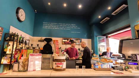 gente ordenando café en un café de milán