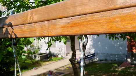 montaje de cuerda y anillo de metal sobre madera de madera de un columpio de jardín