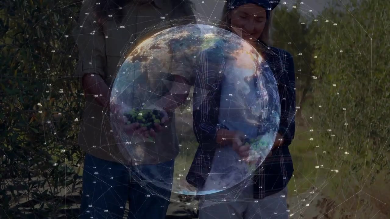 Globo digital giratório revelando rostos e mãos, enquanto um casal de agricultores apresenta punhados de azeitonas.