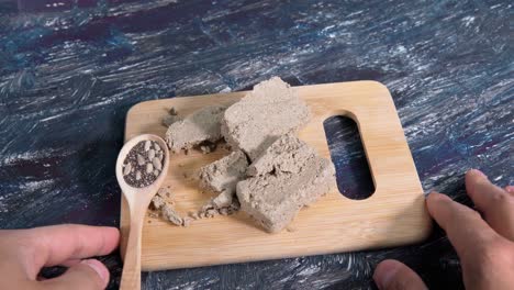 halva de girasol. piezas de halva en una tabla de madera. dulces orientales