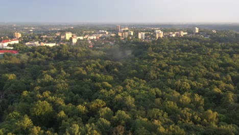 vista aérea de drones del parque kaunas oakwood