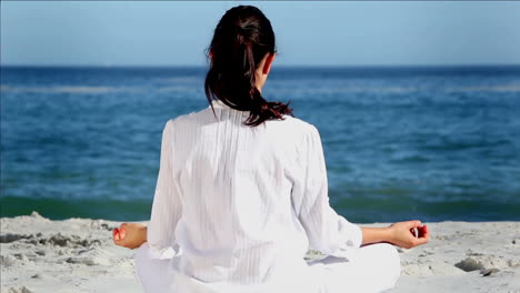 Brünette-Frau-Meditiert-In-Sukhasana-Pose-Rückansicht