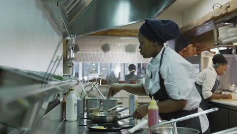 mujer de raza mixta cocinando