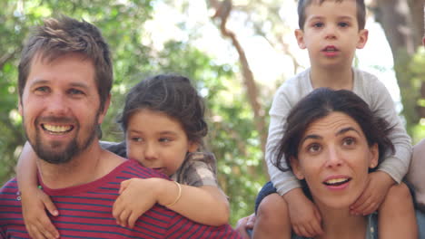 Retrato-De-Una-Familia-Multigeneracional-Caminando-Por-El-Campo