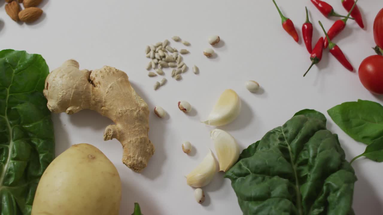 vídeo de frutas y verduras frescas sobre fondo blanco