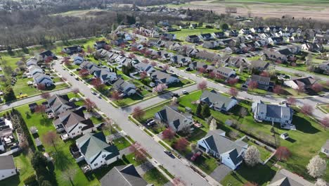 Toma-De-órbita-Aérea-De-Una-Zona-Residencial-Llena-De-Casas-Y-Hogares-En-Los-EE.UU.