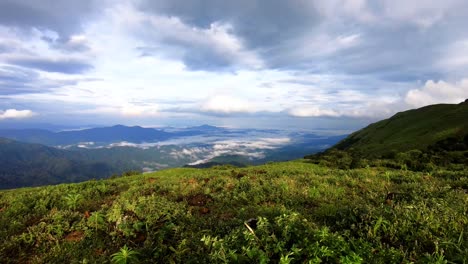 Mehrschichtige-Wolkenbewegungen-über-Der-Bergkette-Am-Morgen