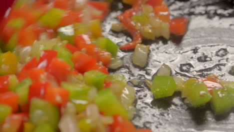 Primer-Plano-Mezclando-Cebolla,-Tomate-Y-Pimentón-En-Una-Sartén-Con-Mantequilla.