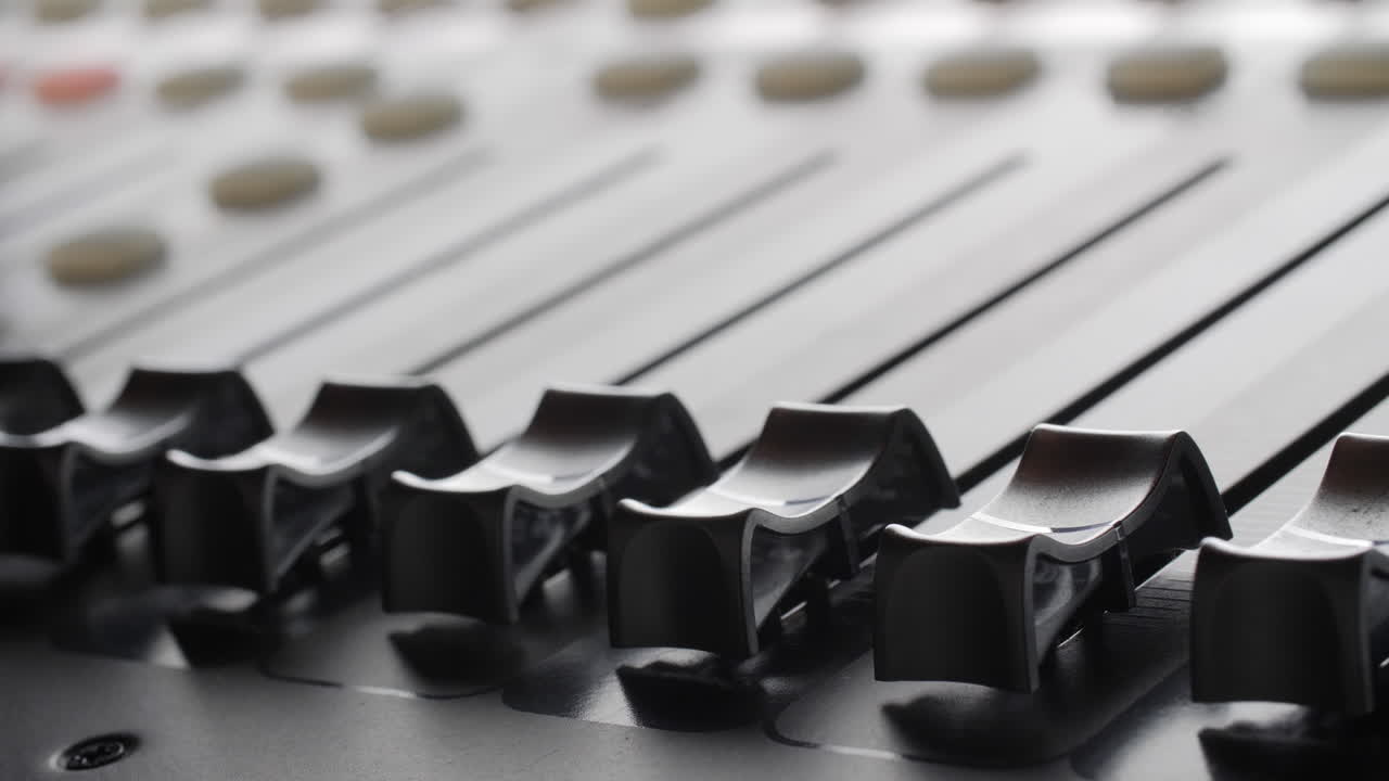 디지털 오디오 콘솔. 전동 슬라이더. 확대