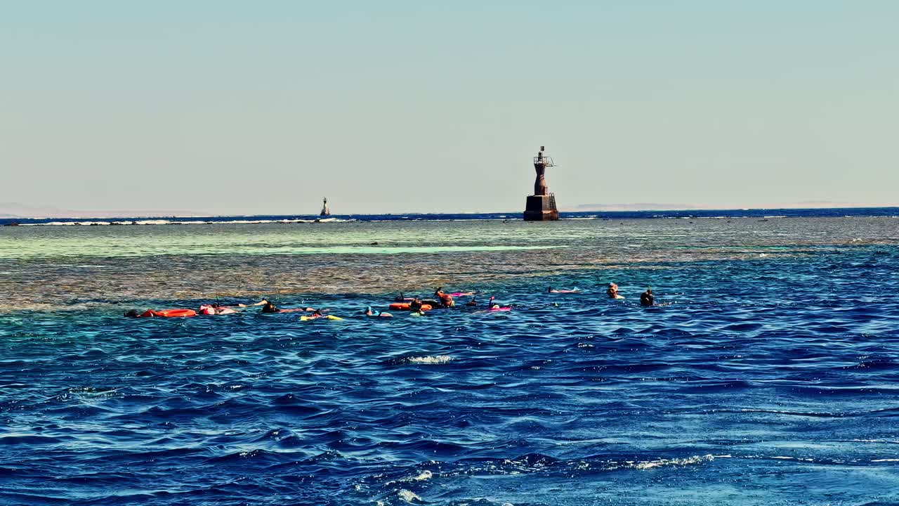 Reiseszene mit Leuchtturm an der Küste des Roten Meeres, Ägypten.