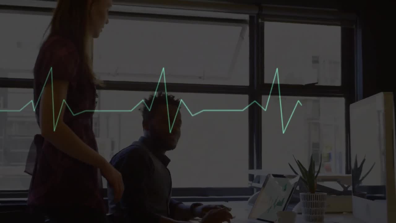 Animazione di ritmo cardiaco su diversi colleghi che discutono rapporti al laptop in ufficio.