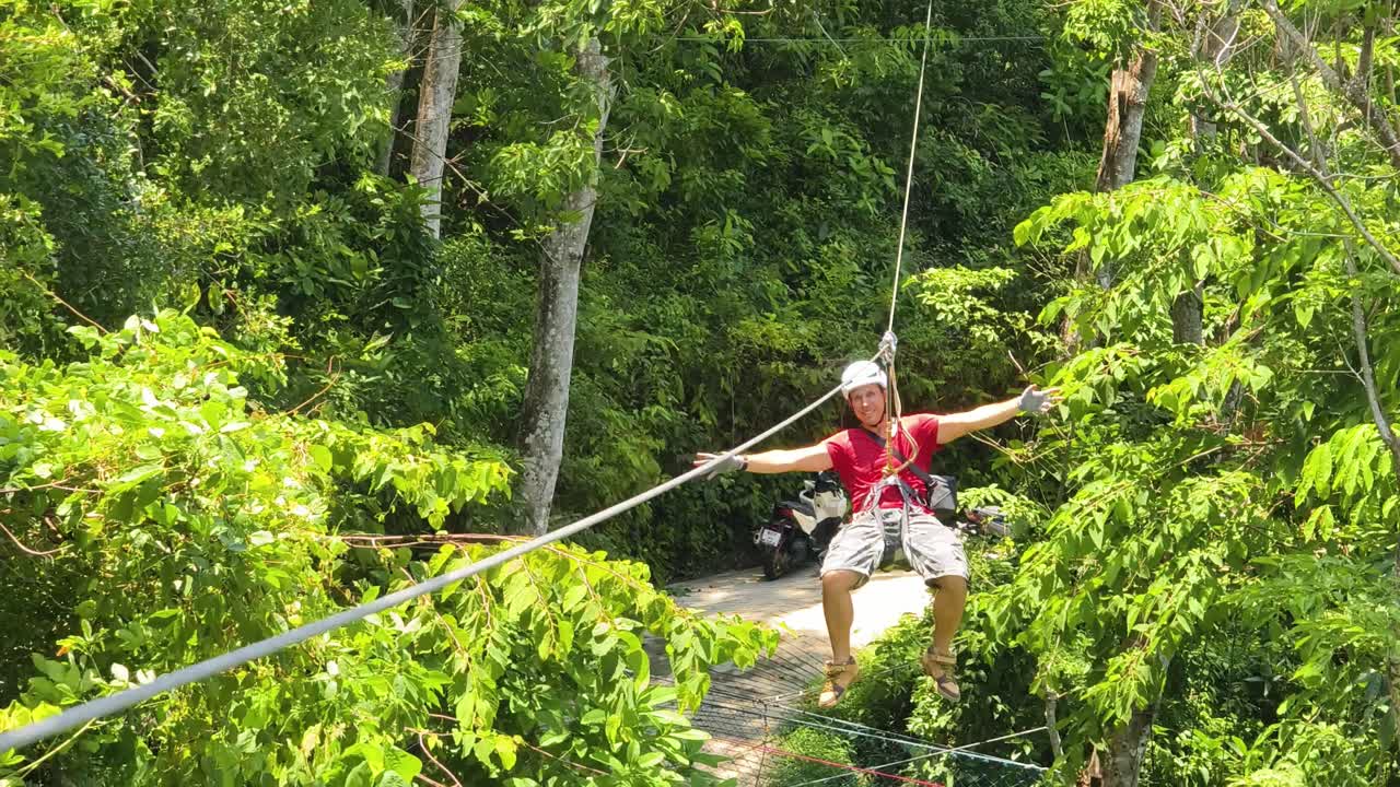 Cuộc phiêu lưu zipline xuyên qua rừng xanh tươi