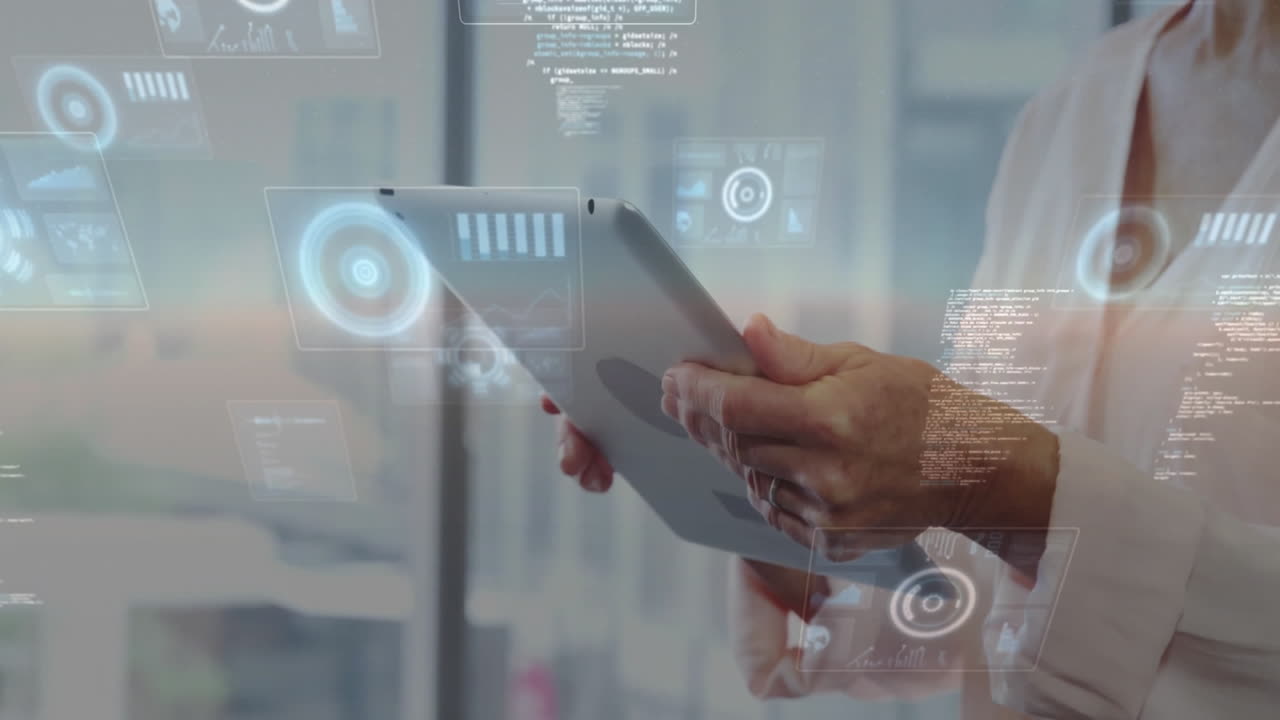 sosteniendo una tableta, una persona interactuando con una animación de interfaz digital futurista