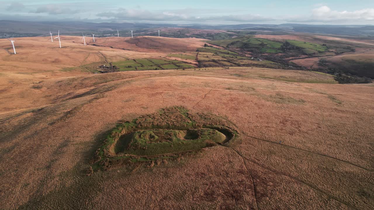 공중: 단풍이 있는 유서 깊은 성 유적의 가까운 원, penller'r castell, 4k 무인 항공기