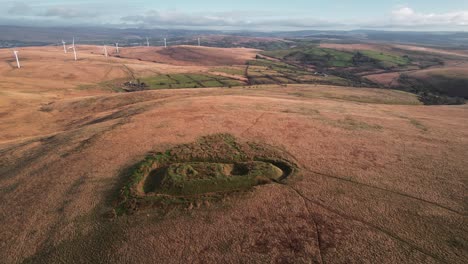 antena: círculo cercano de las ruinas históricas del castillo con colores otoñales, penlle&#39;r castell, drone 4k