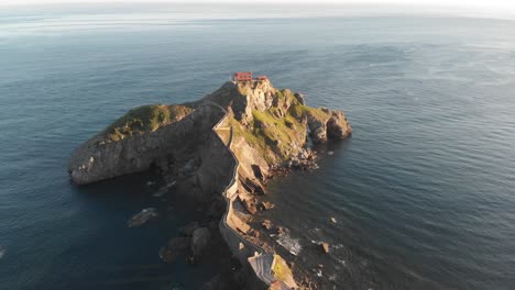 Vista-Aérea-Escénica-Del-Islote-De-Vacaciones-De-Verano-Gaztelugatxe,-Vasco,-España,-Día