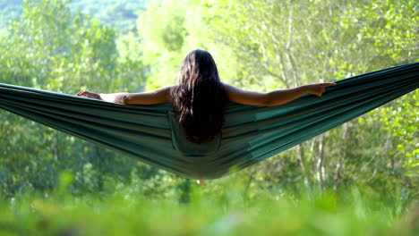 Mujer-De-Pelo-Negro-Largo-De-Raza-Mixta-Relajándose-En-Una-Hamaca-En-Un-Entorno-Natural-No-Contaminado