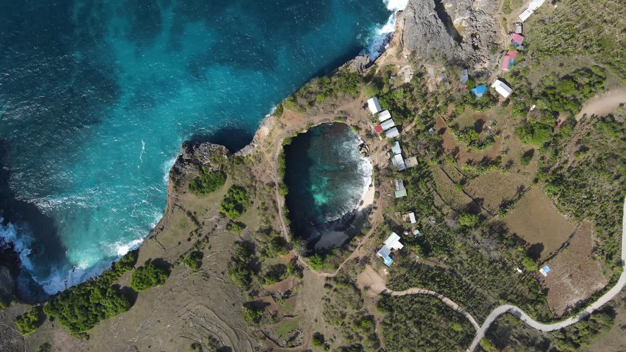 imágenes de drones de la playa rota, nusa penida, indonesia